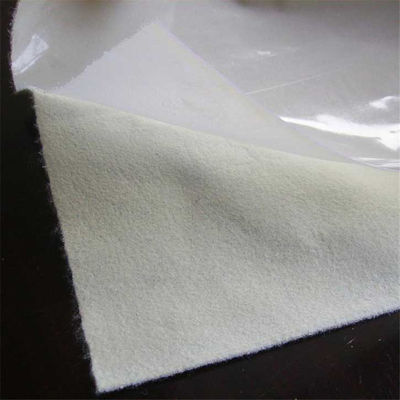 Un tissu, une membrane, une géomembrane composée pour l'anti-filtrage et le renforcement.