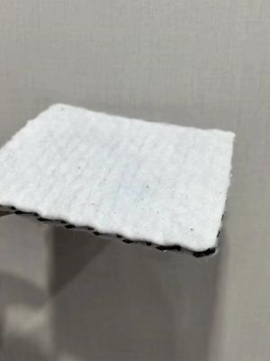 Réseau de drainage composite tridimensionnel pour les réservoirs et la protection des pentes