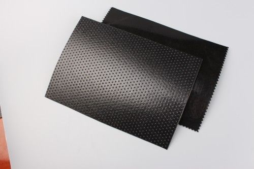 Géomembrane texturée en PE blanc pour résistance chimique et résistance à la perforation 267-534N