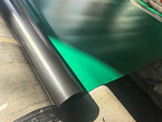 Géomembrane lisse en HDPE à double couleur noir et vert adaptée à divers projets imperméables