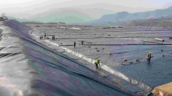 Géomembrane lisse en PEHD personnalisée pour le traitement des eaux des décharges, l'exploitation minière et une durée de vie plus longue