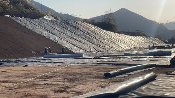 Géomembrane lisse en PEHD personnalisée pour le traitement des eaux des décharges, l'exploitation minière et une durée de vie plus longue