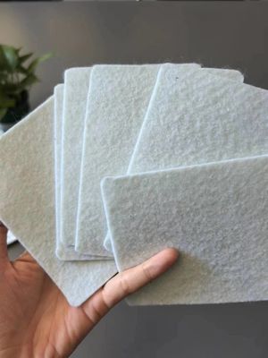 Géomembrane composite blanche Le matériau préféré pour l'anti-filtrage dans les projets de conservation de l'environnement et de l'eau