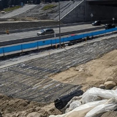 Résistance à la traction élevée et petit allongement Réseau géographique en fibres de verre pour le renforcement des lits routiers Protection des pentes des barrages et projet de lutte contre le sable