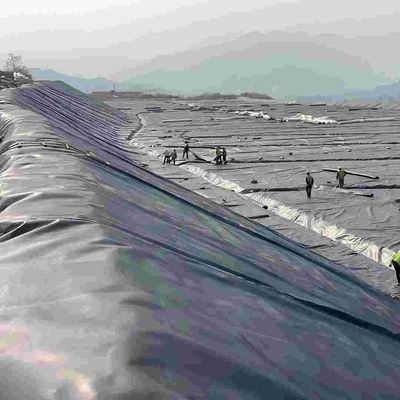 Projet environnement HDPE Géomembrane lisse Résistant aux acides et aux alcalis 700% allongement à la rupture 0,3 mm 3,0 mm épaisseur