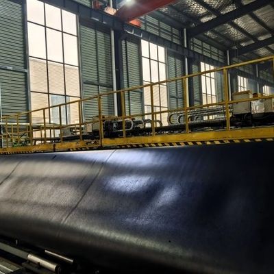 Facilité de construction Déposer une géomembrane antidérapante à pente texturée de 1,0 mm à 2,5 mm pour le stockage des déchets