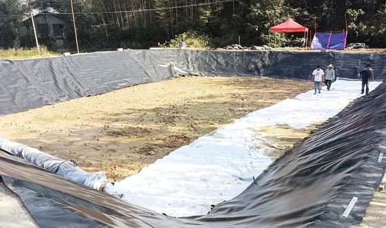 Géomembrane lisse en HDPE anti-filtrage pour projet agricole, revêtement d'étang de poisson Largeur 1m-9m Longueur 30-100m Épaisseur> 0,5mm