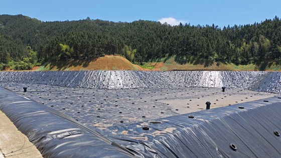 Excellente résistance chimique géomembrane HDPE pour l'installation de soudage à la coupe à chaud dans les projets d'étang de réglage du brillant