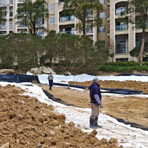 Géomembrane lisse HDPE durable pour projet anti-filtrage de lac artificiel Résistance à la rupture 20-80N/mm Allongement à la rupture 700%