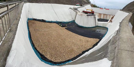 Géotextile en fibres agrafées selon la norme ASTM, avec une perméabilité à l'eau élevée et une excellente résistance à la perforation, pour les projets environnementaux