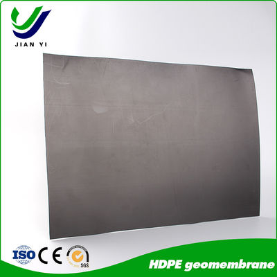 Excellente résistance chimique géomembrane en HDPE en noir pour l'installation de soudage par coin chaud dans les projets d'étangs de réglage du brillant