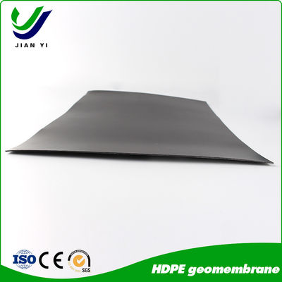Excellente résistance chimique géomembrane en HDPE en noir pour l'installation de soudage par coin chaud dans les projets d'étangs de réglage du brillant