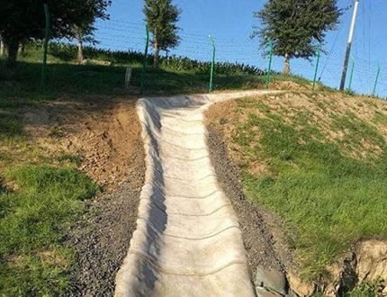 Fibres textiles et couverture ciment poudre pour durcissement instantané de tissu pour la protection des fossés et des pentes