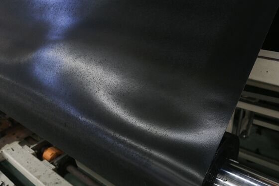 Géomembrane texturée en HDPE résistante aux UV avec surface à haute friction pour applications de 6m-8m de largeur