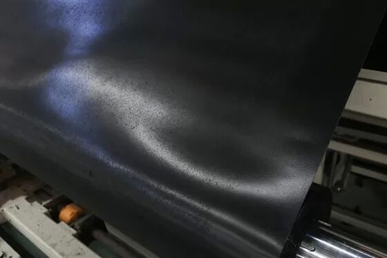 Géomembrane HDPE à haute résistance chimique avec soudage par coin chaud pour les projets de bassins de réglage de brillance